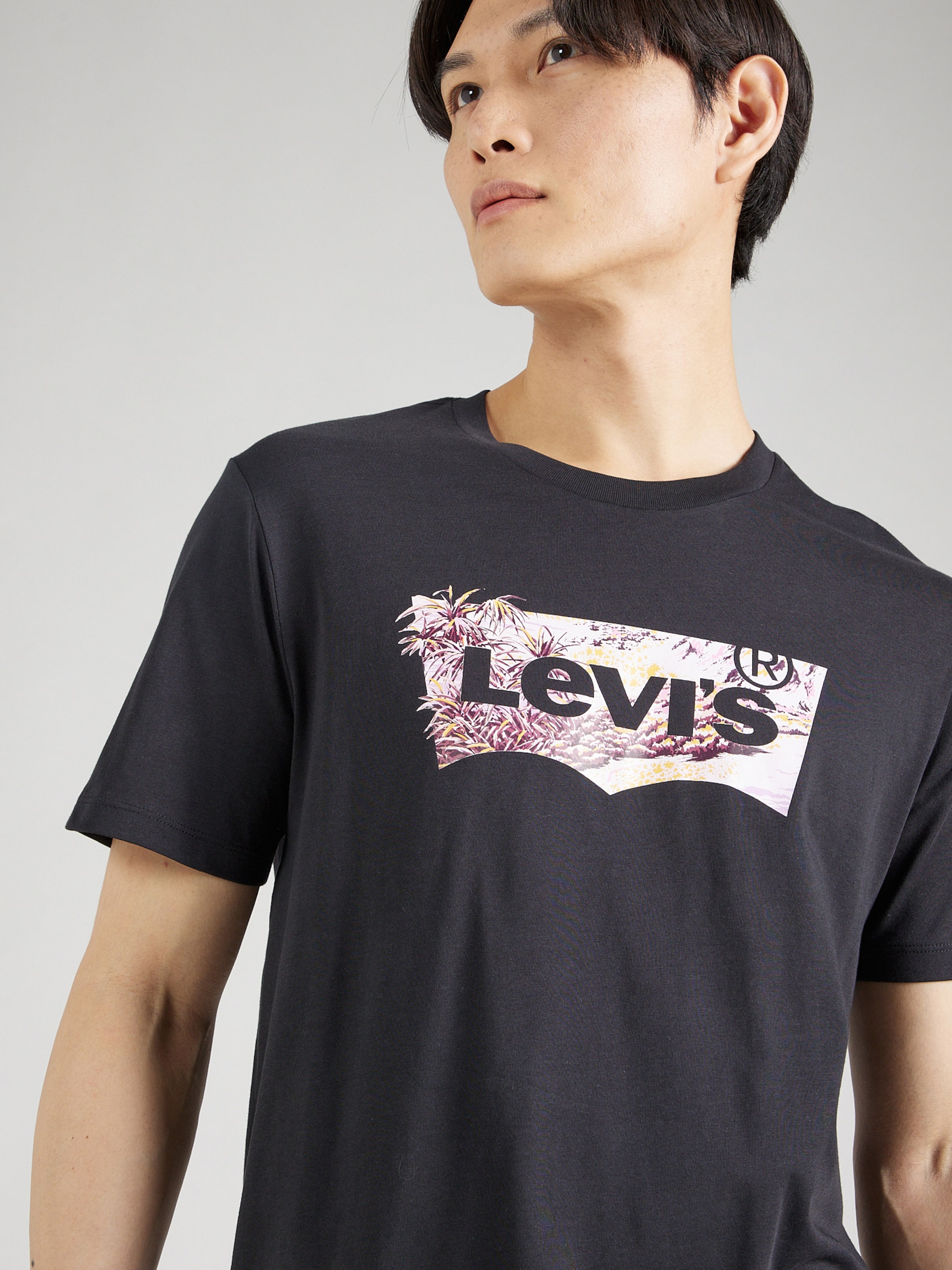 LEVI S Regular Shirt Graphic Crewneck Tee in Black ABOUT YOU