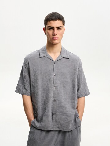 Fit confort Chemise Bershka en gris : devant