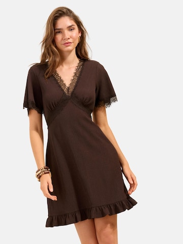 brūns Friends Like These Kleita: no priekšpuses