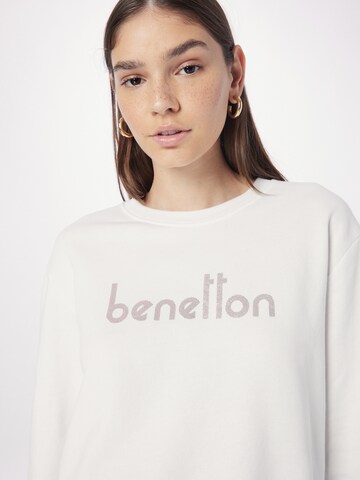 UNITED COLORS OF BENETTON Sweatshirt i hvit