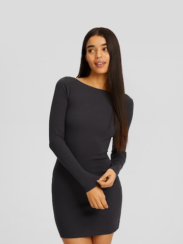 Rochie de la Bershka pe gri: față