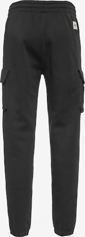 NEW ERA Tapered Cargo Pants in Black