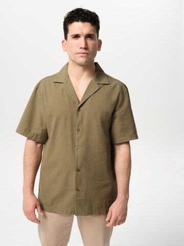 Regular fit Camicia 'Nico' di ABOUT YOU x Jaime Lorente in verde: frontale