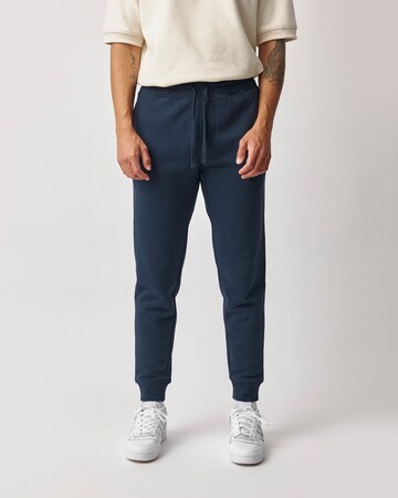 SNOCKS Tapered Pants in Blue: front