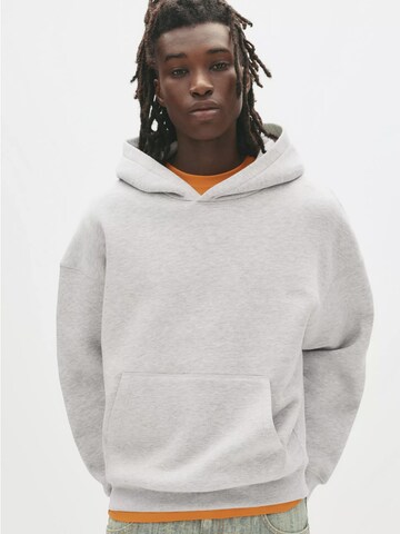 Sweat-shirt 'STWD' Pull&Bear en gris : devant
