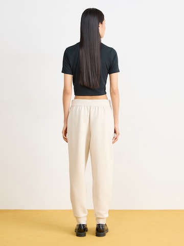 NIKE Tapered Παντελόνι φόρμας '24.7' σε μπεζ