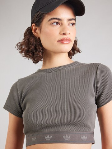 ADIDAS ORIGINALS - Camiseta en gris