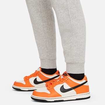 Nike Sportswear Tapered Housut 'Club' värissä harmaa