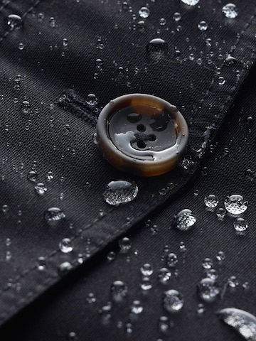 Seasalt Cornwall Välikausitakki 'Tidesman' värissä musta