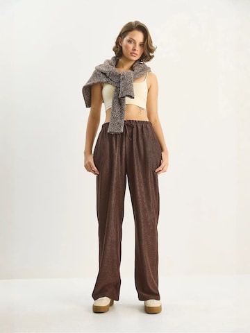 Bianco Lucci Regular Trousers in Brown