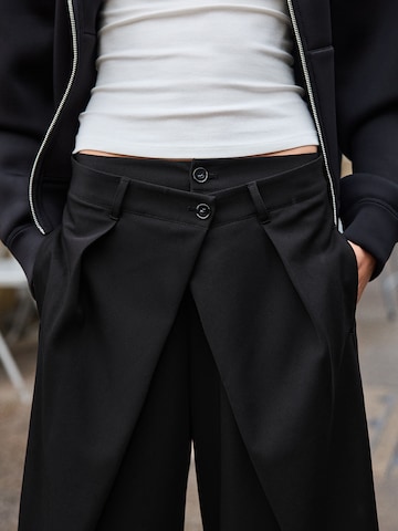 Bershka Baggy Kalhoty se sklady v pase – černá