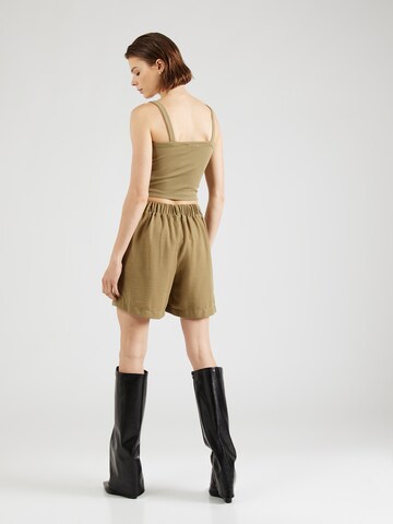 regular Pantaloni con pieghe 'PCMADDIE' di PIECES in verde