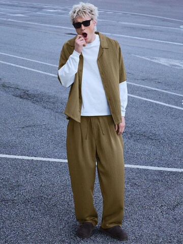 Bershka Baggy Trousers 'RÚSTICO' in Green