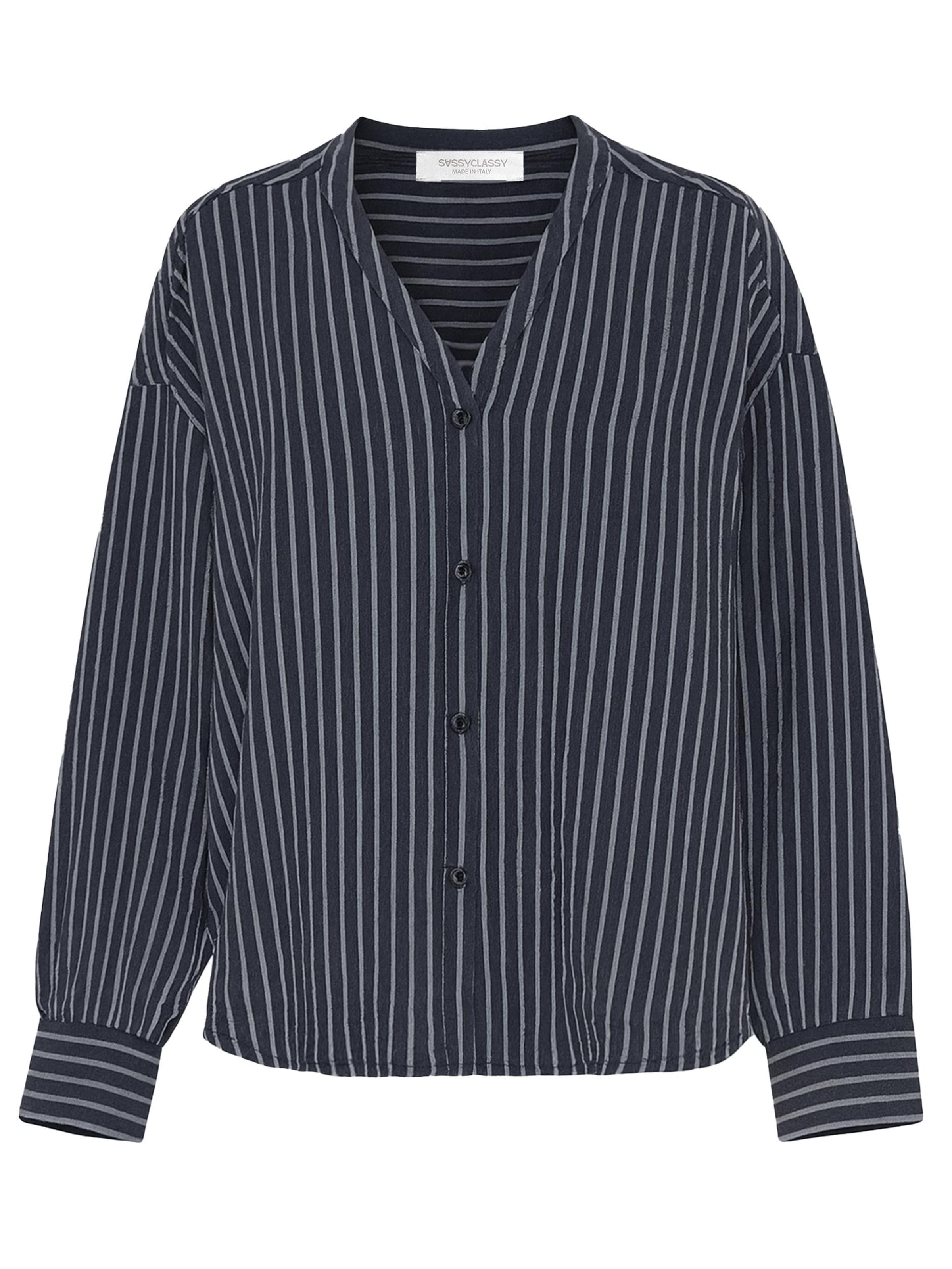 SASSYCLASSY Blouse in Grey: front