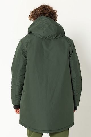 Ron Tomson Wintermantel, Model trägt Größe M in Grün