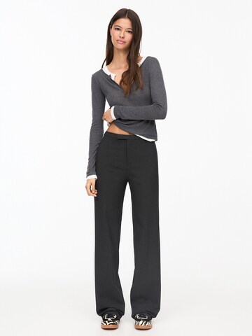 Pull&Bear Voľný strih Nohavice - Sivá