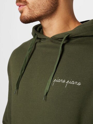 Maison Labiche Sweatshirt 'PIANO PIANO' i grønn