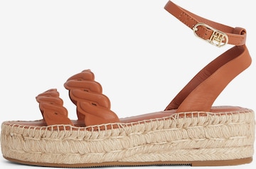 TOMMY HILFIGER Pántos szandál - barna: elől