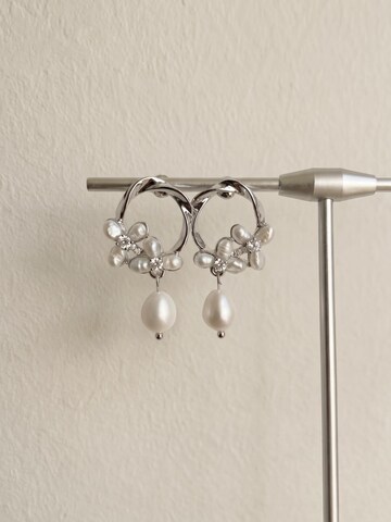 Kamakula Earrings 'Floral Pearl' in Silver
