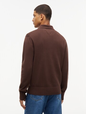 Tommy Jeans - Pullover 'ESSENTIAL' em castanho: atrás