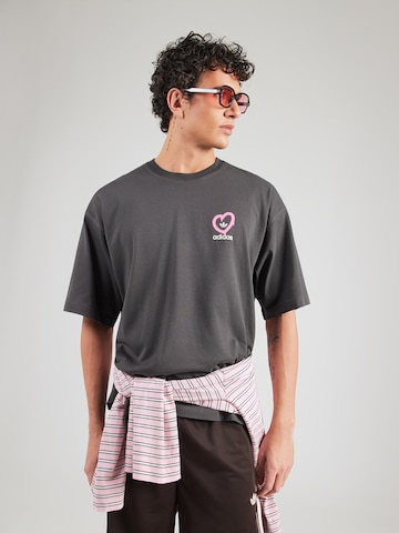 ADIDAS ORIGINALS Koszulka 'VDAY HEART' w kolorze szary: przód