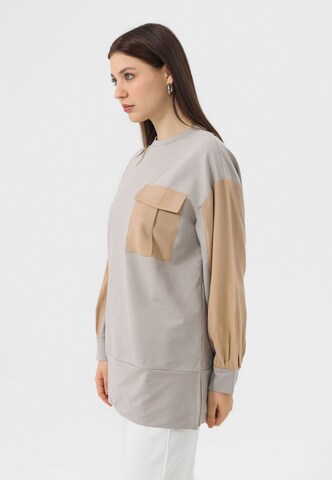 Tricou de la Moxx Paris pe gri