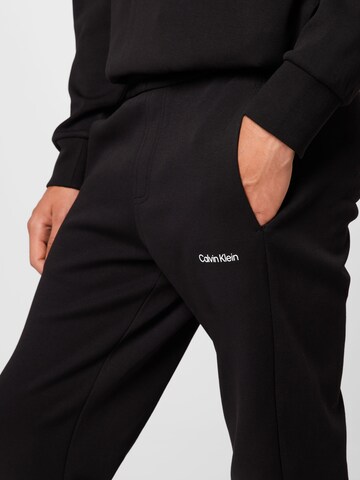 Effilé Pantalon Calvin Klein en noir