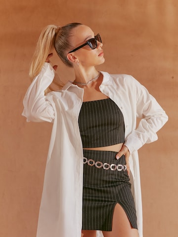 Ema Louise x ABOUT YOU - Blusa 'Bryna' em branco