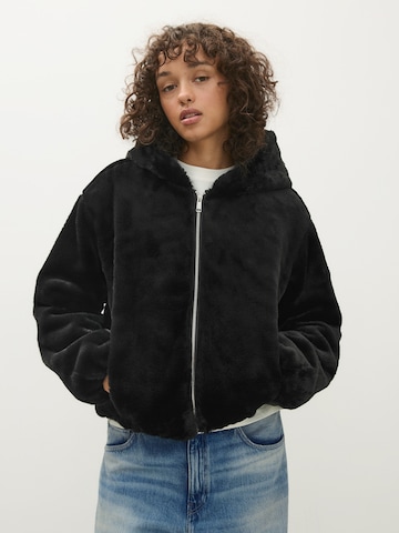 Bershka Välikausitakki värissä musta: etupuoli