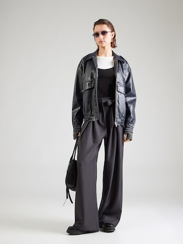 ABOUT YOU Flared Pressveckad byxa 'Palmer' i grå