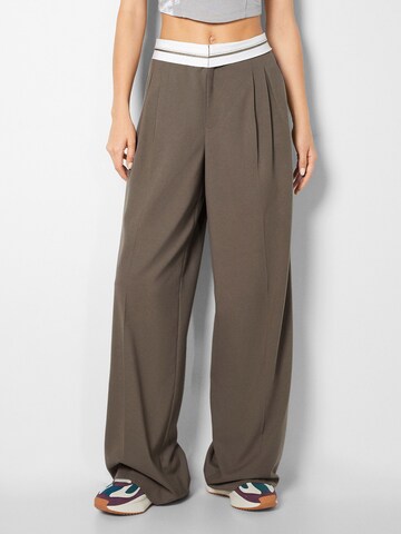 Bershka Regular Pleat-Front Pants in Beige: front