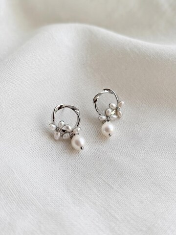 Kamakula Earrings 'Floral Pearl' in Silver