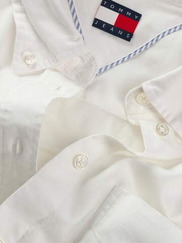Tommy Jeans Regular fit Blus i vit