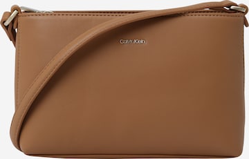 Calvin Klein Axelremsväska 'Must' i brun