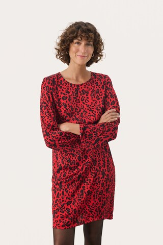Part Two - Vestido em vermelho: frente