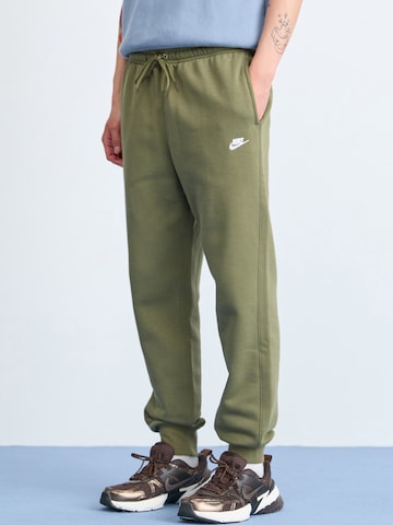 Tapered Pantaloni 'Club' de la Nike Sportswear pe verde: față