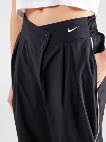 Largi Pantaloni cutați de la Nike Sportswear pe negru
