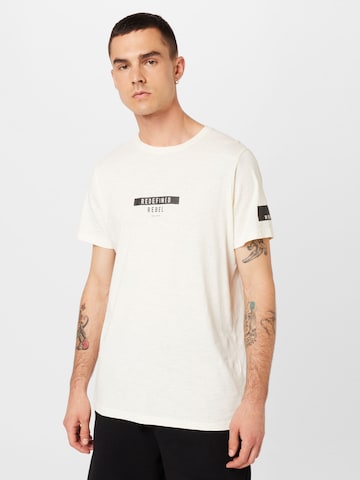 Tricou 'Guti' de la Redefined Rebel pe alb: față