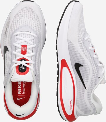 Chaussure de course NIKE en blanc