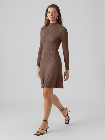 Robes en maille 'SALLY' VERO MODA en marron