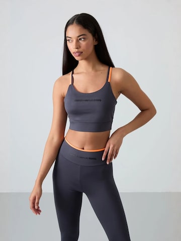 Completo sportivo di Tommy Life in grigio