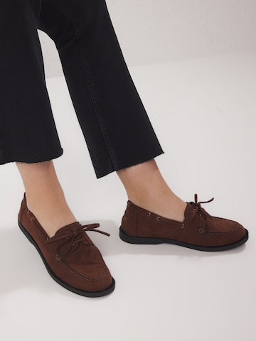 Chaussure basse Trendyol en marron
