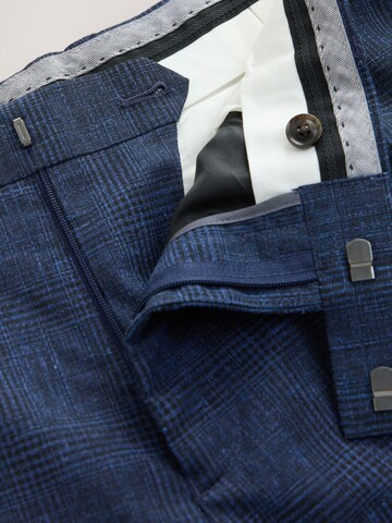 Coupe slim Pantalon à plis Next en bleu