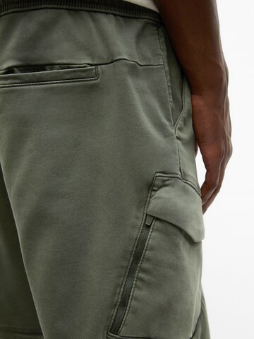 Regular Pantalon cargo Pull&Bear en vert