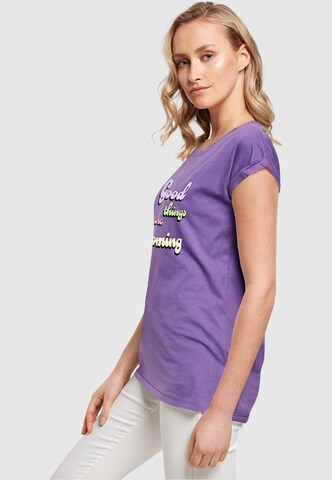 Merchcode T-Shirt 'Good Things' in Lila