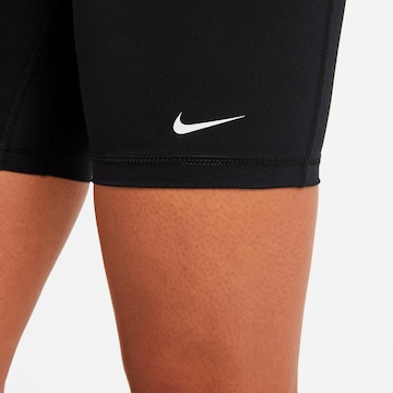 NIKE Skinny Sportshorts in Schwarz