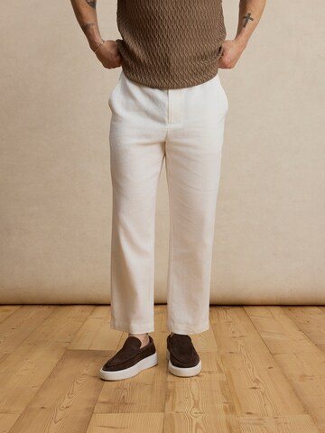 DAN FOX APPAREL regular Παντελόνι 'Halil' σε λευκό: μπροστά
