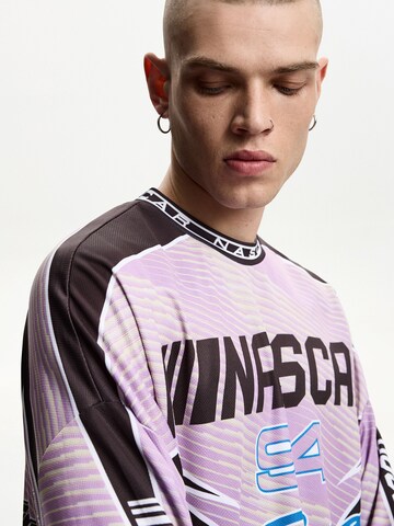 BershkaMajica 'RACING NASCAR' - crna boja