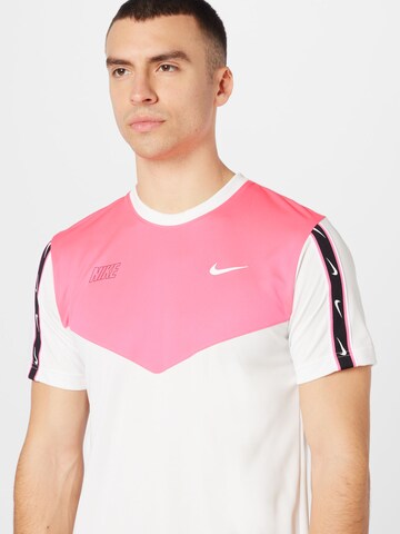 T-Shirt 'Repeat' Nike Sportswear en blanc