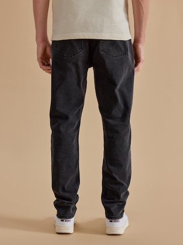 DAN FOX APPAREL Regular Jeans 'Rico' in Grijs